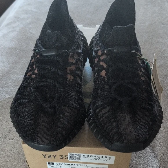 Yeezy 350 V2 Carbon